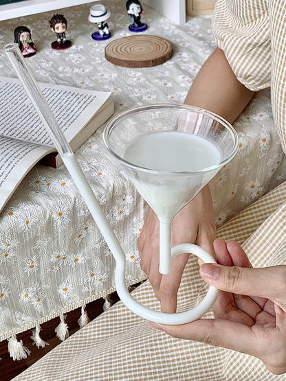 Spiral Sipper: Chic Glass with Integrated Straw Handle