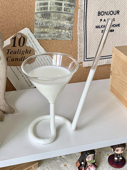 Spiral Sipper: Chic Glass with Integrated Straw Handle