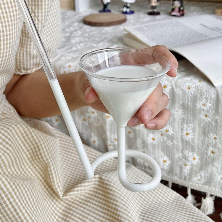 Spiral Sipper: Chic Glass with Integrated Straw Handle