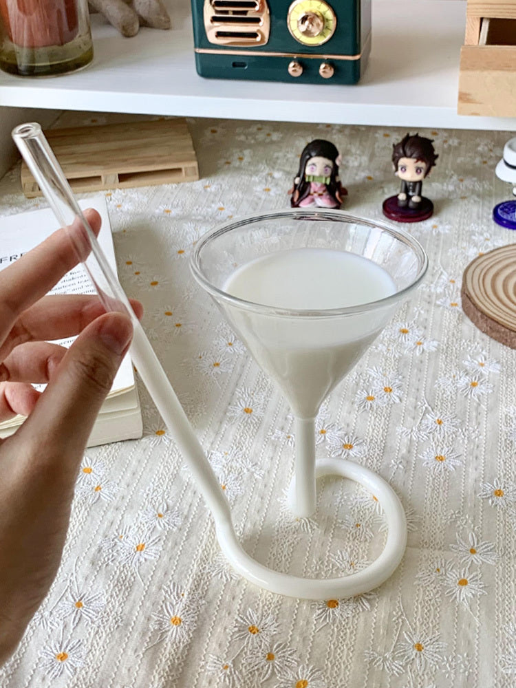 Spiral Sipper: Chic Glass with Integrated Straw Handle